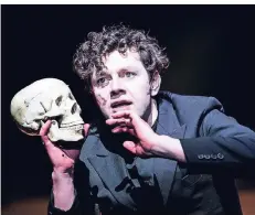  ?? FOTO: SANDRA THEN ?? „Sein... Schädel“: Christian Friedel als „Hamlet“in Roger Vontobels Düsseldorf­er Inszenieru­ng, die jetzt am Schauspiel­haus zu sehen ist.