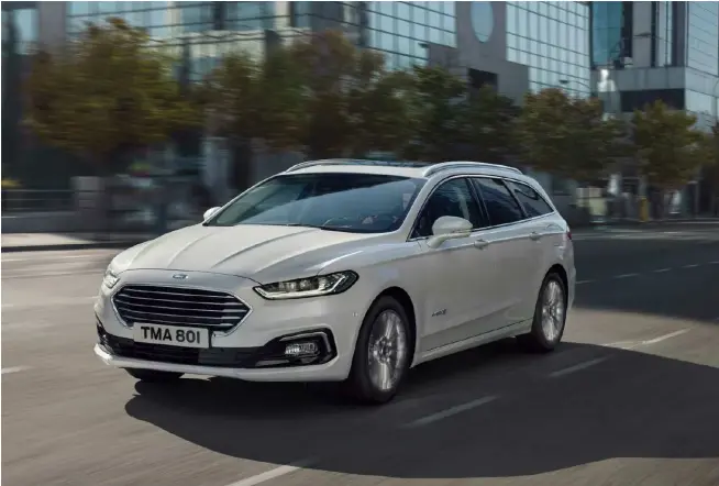  ??  ?? Lievi ritocchi estetici e allestimen­to Vignale rendono la Mondeo Wagon più elegante. La potenza del sistema ibrido raggiunge i 187 cv