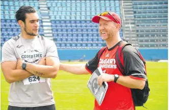  ?? DAN BARNES ?? Wide receiver Humberto Noriega chats with Calgary Stampeders head coach Dave Dickenson during the CFL combine held over the weekend in Mexico City.