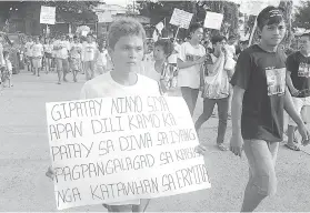  ?? / ALAN TANGCAWAN ?? ■ PLACARD: Mga taga Ermita ug supporters ni anhing Barangay Kapitan Felicisimo "Imok" Rupinta nagdala og placards atol sa iyang lubong.