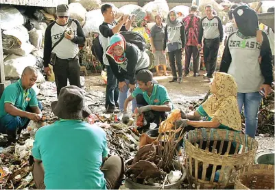  ?? HANUNG HAMBARA/JAWA POS ?? BEKAL KADER LINGKUNGAN: Peserta Zero Waste Academy 2017 melihat pemilahan sampah organik dan anorganik di TPST Janti, Sidoarjo, kemarin.