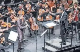  ??  ?? ► El solista venezolano David Medina junto a la Orquesta Sinfónica de Chile, dirigida por Helmuth Reichel.