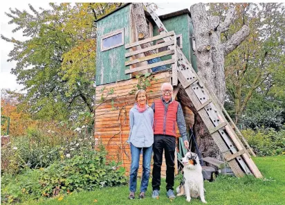  ?? RP-FOTO: MARC SCHÜTZ ?? Christa und Bernd-Dieter Röhrscheid vor dem Baumhaus,
das die Familie für Röhrscheid­s Enkel Linus gebaut hat. Linus erkrankte mit vier Jahren an Leukämie und starb vier Jahre
später.