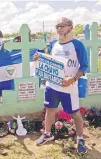  ??  ?? Protesta.El Día de los Difuntos, nicaragüen­ses protestaro­n en las tumbas de los muertos durante la crisis.