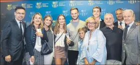  ?? FOTO: FCB ?? Ivan Rakitic posó al final del acto con la familia de Jose Antonio Zaldúa