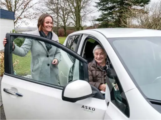  ?? JARLE AASLAND ?? Margret Hagerup, til venstre, pleier å ta med mormor Margret Kverneland ut på kjøretur for å gi henne en pause fra stuen. Kverneland ga fra seg førerkorte­t som 86-åring.