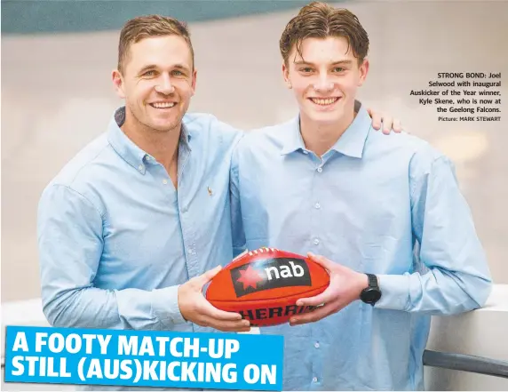  ?? Picture: MARK STEWART ?? STRONG BOND: Joel Selwood with inaugural Auskicker of the Year winner, Kyle Skene, who is now at the Geelong Falcons.