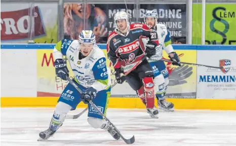  ?? FOTO: FLORIAN WOLF ?? Müssen sich bis zum Saisonstar­t der Eishockey-Oberliga noch mächtig steigern: Tim Brunnhuber und die EV Lindau Islanders.