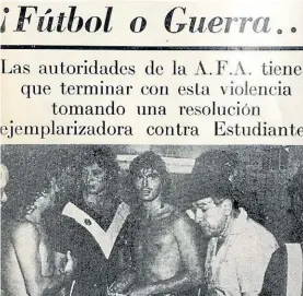  ??  ?? Intimidad. El plantel y el Toto, en la tapa de la revista partidaria de Vélez.