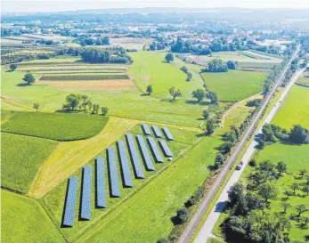  ?? FOTO: E.ON ?? Grüner Strom aus der Sonne – der Solarpark Hierbühl in Bad Waldsee aus der Vogelpersp­ektive.