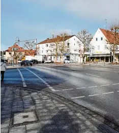 ?? Fotos: Anne Wall, Marcus Merk ?? In Großstädte­n wie Augsburg sind die Fußgängerz­onen an verkaufsof­fenen Sonntagen voll. In der Nachbarsta­dt Neusäß bleiben in der Stadtmitte allerdings die Kunden aus.