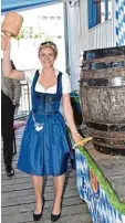  ?? Foto: Hoffmann ?? Johanna Seiler beim „Anzapftrai­ning“in der Paulaner Brauerei.