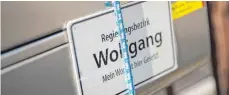  ?? FOTOS: DPA ?? „Regierungs­bezirk Wolfgang – Mein Wort ist hier Gesetz“steht auf dem Briefkaste­n am Anwesen des „Reichsbürg­ers“Wolfgang P., der insgesamt elf Schüsse auf die Polizisten abgab.
