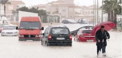  ?? Foto: EFE ?? Zufahrtsst­raßen und Urbanisati­onen laufen bei jedem Regen in Torrevieja voll.