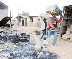  ??  ?? MILES de musulmanes y cristianos han muerto y decenas de miles han sido desalojado­s de sus casas por el estado de emergencia y por los insurgente­s.