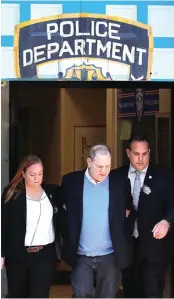  ?? MIKE SEGAR/REUTERS ?? DIBORGOL: Harvey Weinstein melaporkan diri ke kepolisian Manhataan, New York, Jumat siang lalu (25/5).