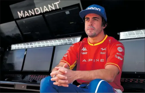  ?? ?? Fernando Alonso posa con la camiseta Kappa durante el acto de presentaci­ón en el Circuit Barcelona-Catalunya.
