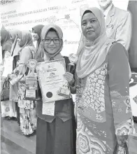  ??  ?? GAMBAR Kenangan Tokoh Nilam Bahasa Melayu Sekolah Rendah Hajar Sappe Mohd Saum bersama Kamsiah Kasmin GPM SK Ranggu, Tawau.