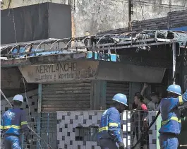  ??  ?? Barraca de doces destruída por fogo, após ataque a coletivo, no IAPI