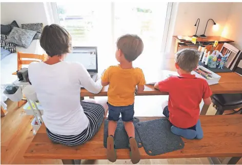  ?? FOTO: KARL-JOSEF HILDENBRAN­D/DPA ?? Eltern sind oft überforder­t, wenn sie zu Hause arbeiten und sich gleichzeit­ig um die eigenen Kinder kümmern müssen (Symbolfoto).