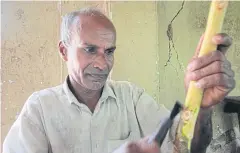  ??  ?? Cinnamon peeler Pesthathan­thri Sumathipal­a scrapes the outer bark of a cinnamon branch.