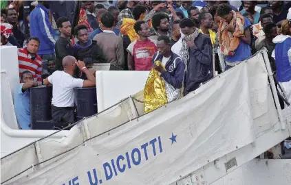  ?? Ansa ?? Emergenza La Diciotti della guardia costiera italiana. a fianco, Salvini e il collega tedesco Seehofer