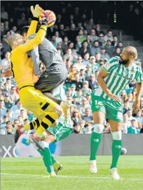  ?? FOTO: EFE ?? Pau paró todo el peligro de la Real Sociedad, que gozó de grandes oportunida­des