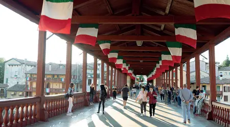  ?? ?? Visite nel Bassanese Città e territorio pieni in questi ultimi giorni quasi come prima della pandemia Le prenotazio­ni arrivano a settembre ( foto archivio)