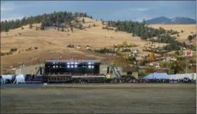  ?? THE ASSOCIATED PRESS ?? An Oct. 18 campaign rally is seen from the motorcade, with President Donald Trump aboard, at Minuteman Aviation Hangar in Missoula, Mont.