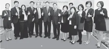  ??  ?? Walter MS Yeh (sixth left), Prof Hsu-Wei Fang (fifth left) and Cui-Fen Wu (fourth right) are leading Taiwan’s profession­al medical team to Malaysia.