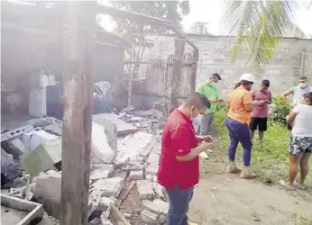  ??  ?? »Las viviendas sufrieron rajadura en paredes y pisos, en otra colapsó la pared en la parte trasera.