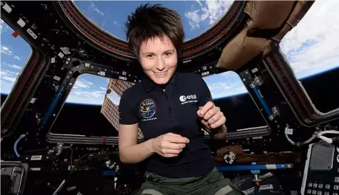  ?? ?? Samantha Cristofore­tti in orbit around the Earth onboard the Internatio­nal Space Station.