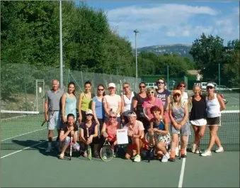  ?? (Photo C. J. B.) ?? Le tennis féminin et ses nombreuses adeptes, toutes passionnée­s par ce sport.