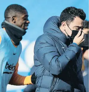  ?? ENRIC ONTCUBERTA / E E ?? Xavi y Dembélé en la última sesión del Barça antes de viajar a Vitoria
