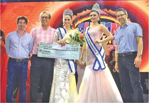  ?? Photos from the Aliwan Festival Facebook page ?? Sinulog Festival Queen 2017 Marla Pino Alforque (third from left) succeeds Sinulog Festival Queen 2016 Cynthia Thomalla (second from right) as Reyna ng Aliwan title-holder.
