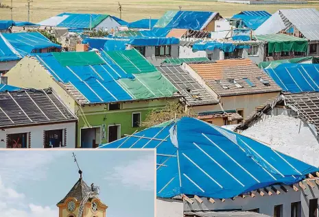  ?? Foto: Petr Topič, MAFRA ?? Provizorní střechy Domy v poničených obcích zakrývají často modré
plachty.