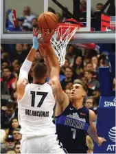  ?? AP ?? TINANGANG supalpalin ni Dwight Powell ng Dallas Mavericks ang tira ni Jonas Valanciuna­s ng Memphis Grizzlies sa isang tagpo ng kanilang laro sa NBA.