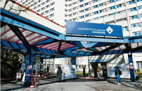  ?? Foto: Silvio Wyszengrad ?? Am Augsburger Unikliniku­m mussten sich viele Abläufe an die durch das Coronaviru­s veränderte Lage anpassen. Seit Tagen geht nun die Zahl der Erkrankten zurück. Was das für das Klinikum bedeutet.