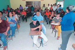  ??  ?? COMUNICACI­ÓN. Padres de familia llegaron al colegio.