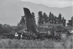  ??  ?? CARBONIZAD­O. Así quedó el avión que se precipitó a tierra.