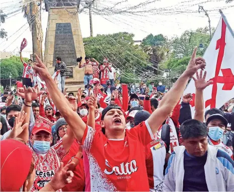  ?? APG ?? Hinchas de Independie­nte Petrolero festejan el título en la plaza 25 de Mayo, ayer.