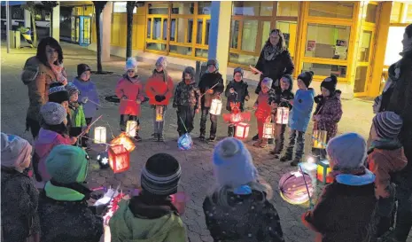  ?? FOTO: REGINA BRAUNGART ?? St. Martin fällt auch im Coronajahr nicht aus: Die Kindergärt­en – wie hier im Kindergart­en St. Michael die Sternengru­ppe von Gruppenlei­terin Bigitte Tesche feiert einfach im kleineren Rahmen.