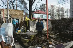  ?? THIBAULT CAMUS/AP ?? Oleh Mnozhynska’s house was hit by an airstrike Sunday in Irpin, Ukraine. CIA chief William Burns says Russia is underestim­ating U.S. resolve to support Ukraine.