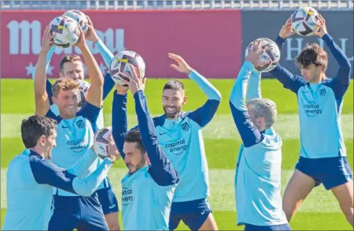  ?? ?? Savic, Llorente, Saúl, Koke, Carrasco, Griezmann y João realizan un ejercicio con el balón en el Cerro, en la última sesión antes del Espanyol.