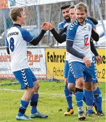  ?? Archivfoto: Sebastian Richly ?? Jubeln konnten die Ecknacher um Spielertra­iner Florian Fischer (vorne) in der Bezirkslig­a Nord bislang häufig. In der Frühjahrs runde könnte sich das nun aber ändern.