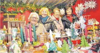  ?? FOTO: ISABEL KUBETH DE PLACIDO ?? Edith Stauß, Gertrud Hadamik, Erika Keller und Hildegard Aust vom Katholisch­en Frauenbund macht das Nonnenhorn­er Weihnachts­märktle sichtlich Spaß.