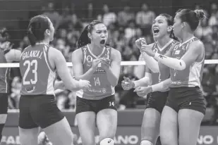  ?? ?? THEIR expression­s say it all—creamline’s (from left) Jema Galanza, Bea de Leon, Alyssa Valdez and Kyle Negrito—as they celebrate their victory in Game 1.