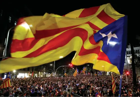  ?? FOTO: EPA/QUIQUE GARCIA ?? FRIHET. Tusentals människor samlades i Barcelona på tisdagskvä­llen till en protest mot att en domstol i Madrid låtit fängsla två framståend­e katalanska självständ­ighetsprof­iler.