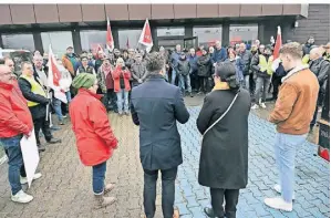  ?? FOTO: JÖRG KNAPPE ?? Auf dem Betriebsho­f der NEW kamen am Donnerstag streikende Busfahrer und Politiker bei einer Kundgebung zusammen.