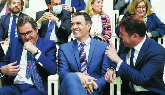  ?? EFE ?? Antonio Garamendi, junto a Pedro Sánchez y Gerardo Cuerva. En segundo plano, a la izquierda, Gerardo Pérez